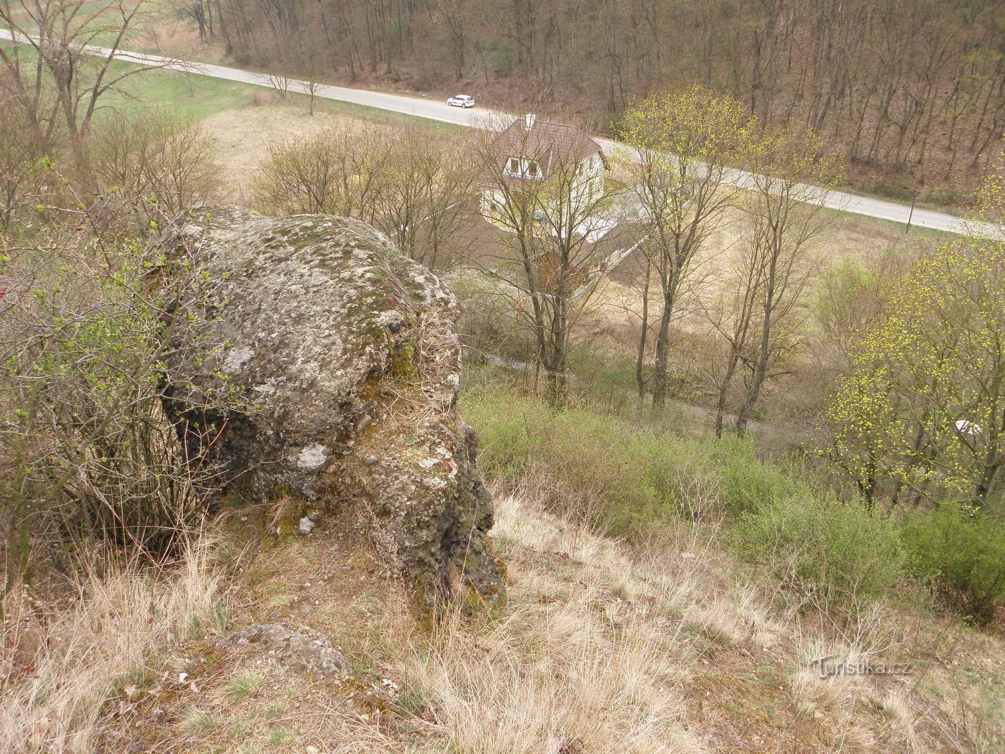 Velatická slepencová stráň - skalní výchoz - 6.4.2012