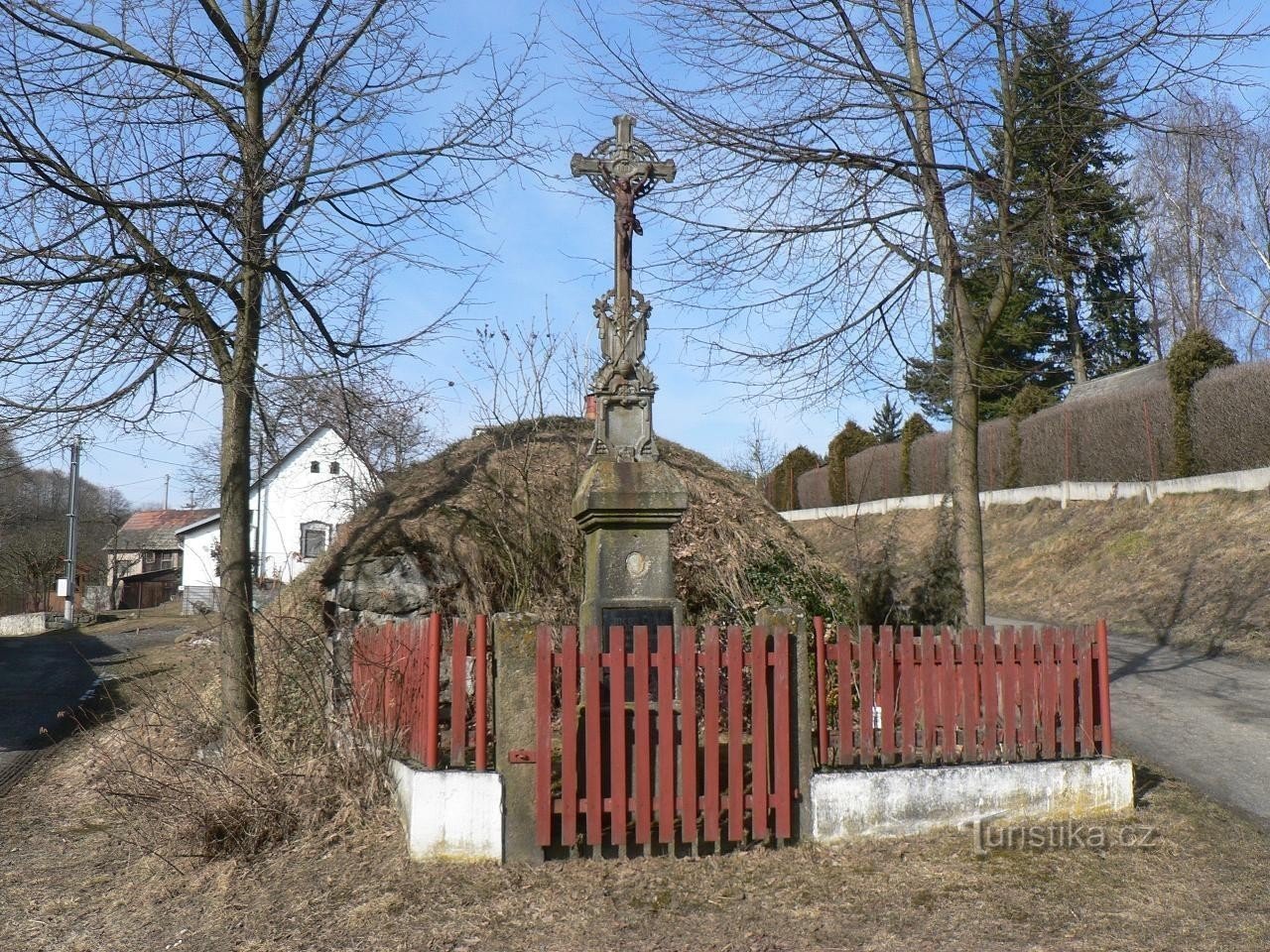 Velenovy, une croix dans le village