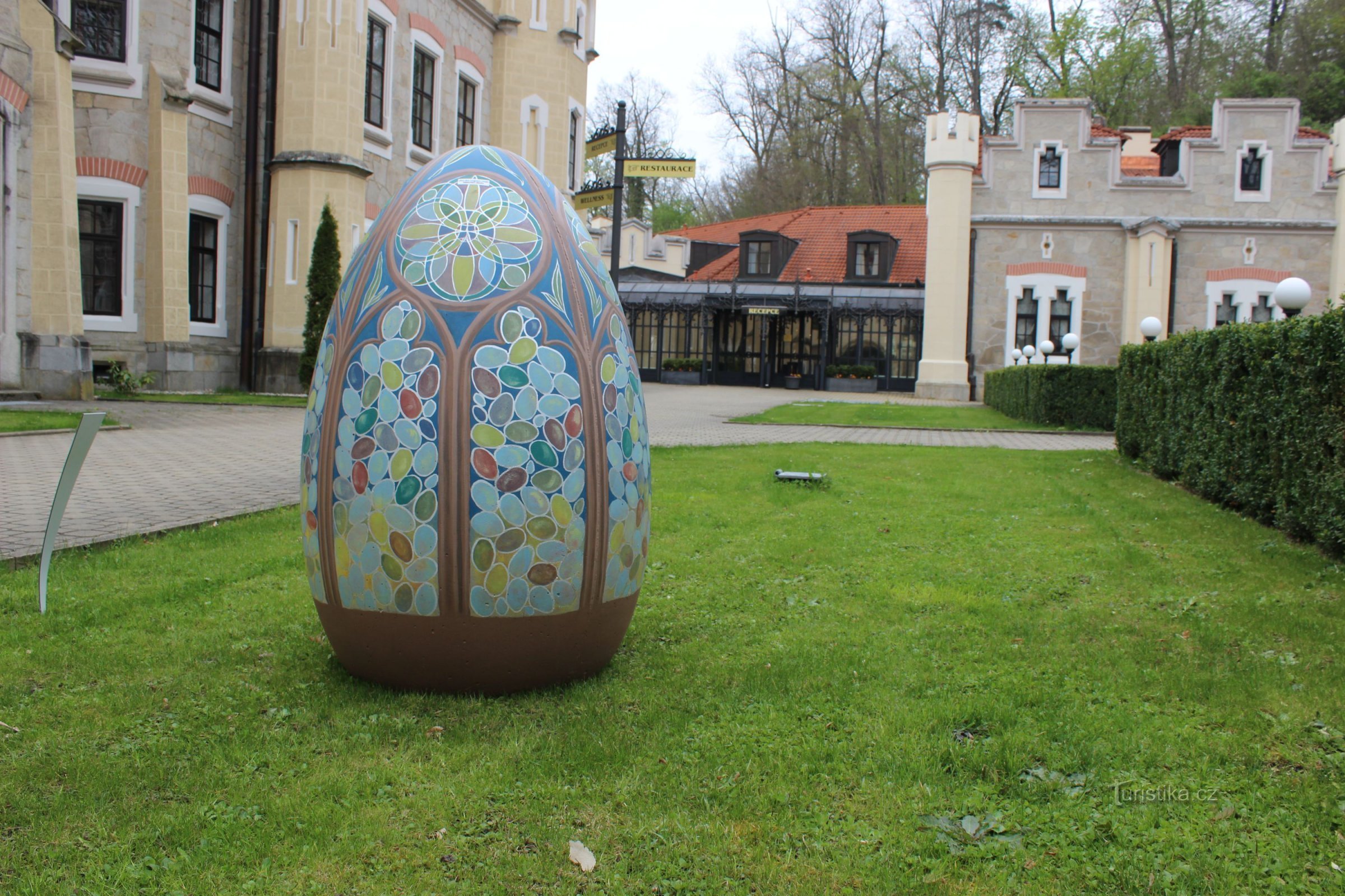 Easter in Hluboká again with sports and giant Easter eggs