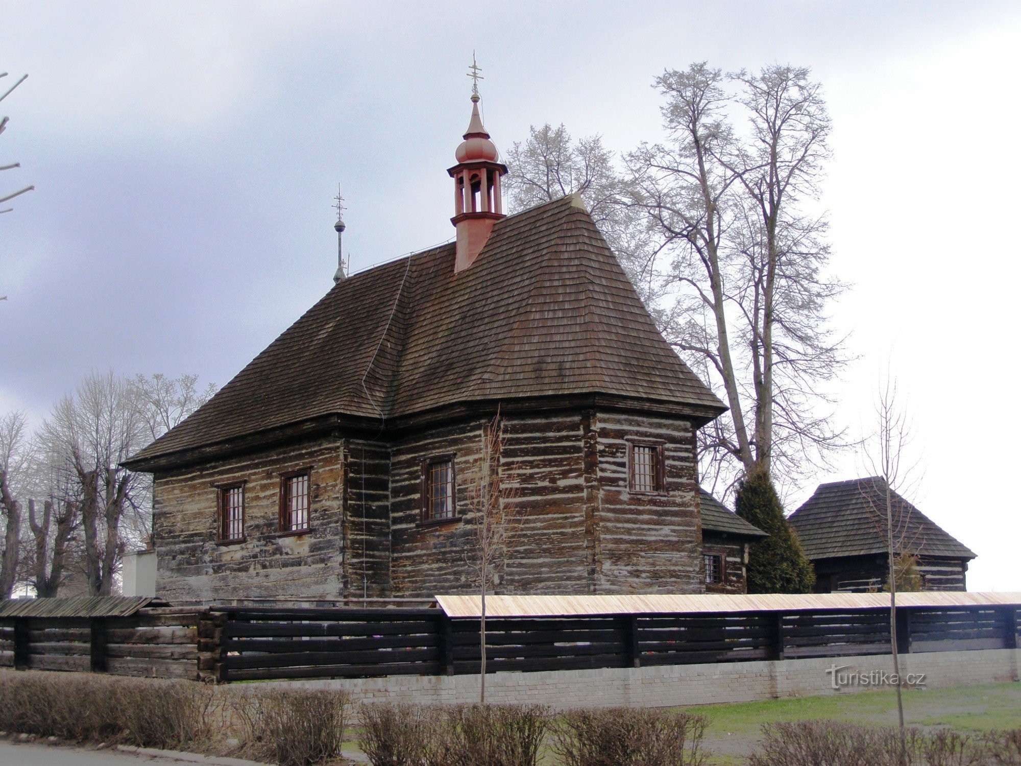 Veliny - iglesia de madera de St. Nicolás