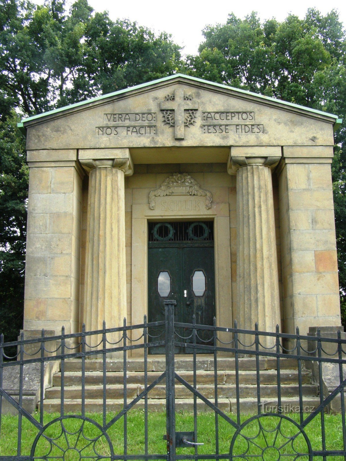 Veliš - mausoleum van de familie Schlik