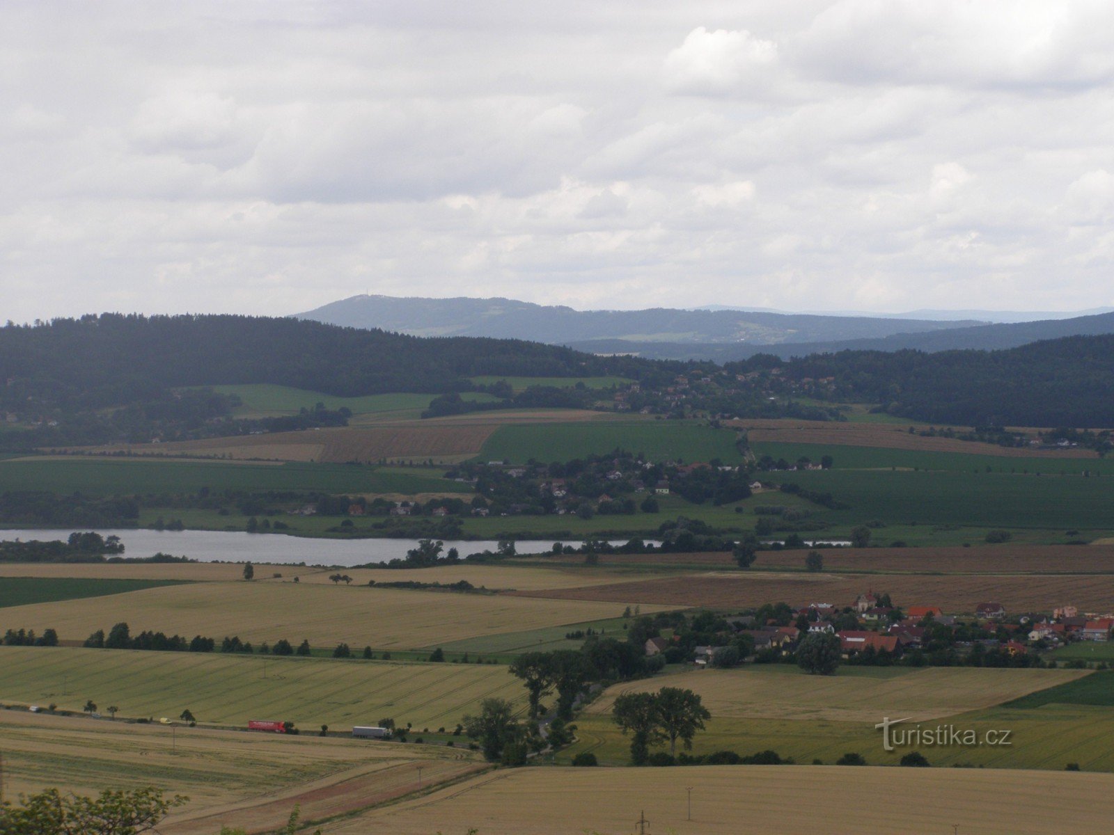 Veliš - vista de Prachov e Kozákov