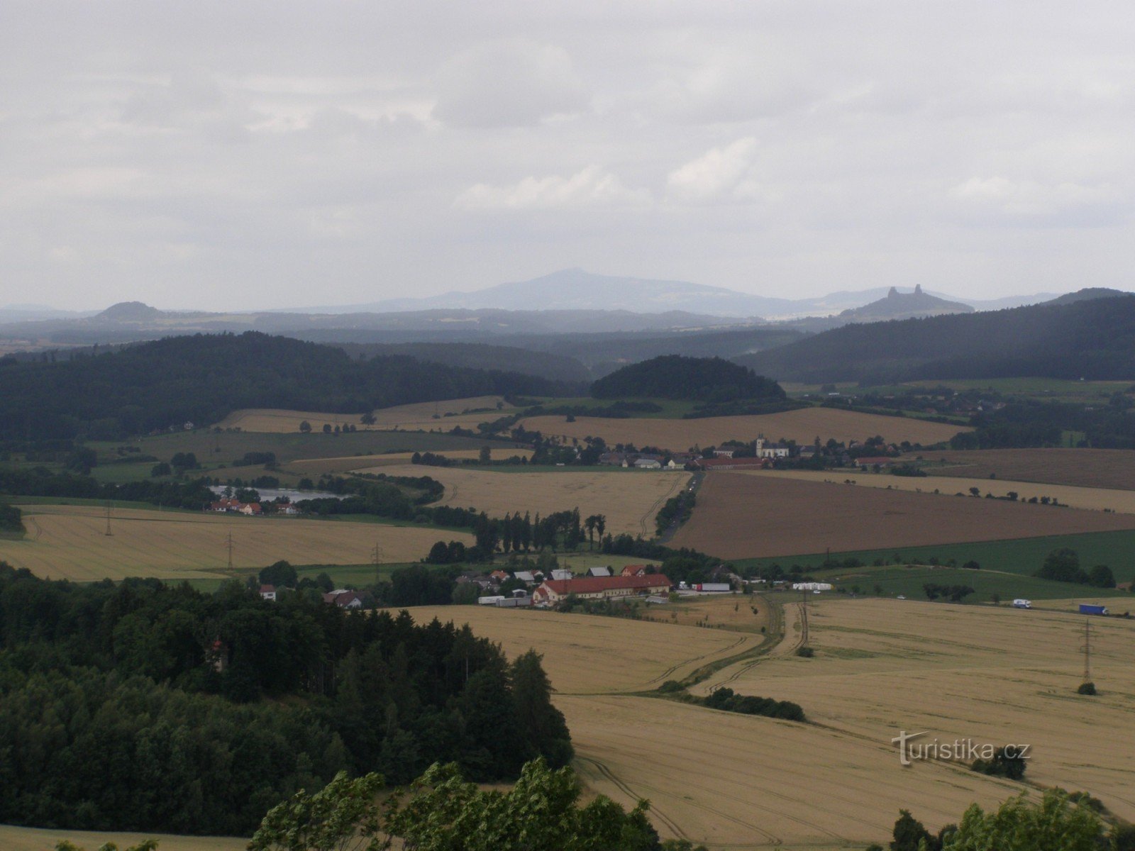 Veliš - vue sur Vyskeř, Trosky et en arrière-plan Ještěd