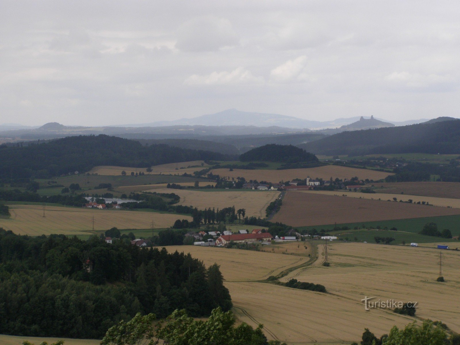 Veliš - pogled na Vyskeř, Trosky in v ozadju Ještěd