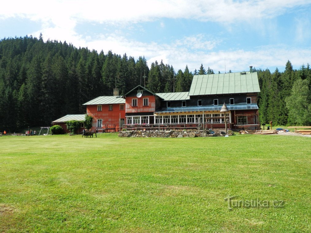Velká bouda na Jeleních loukách, jediná sloužící veřejnosti