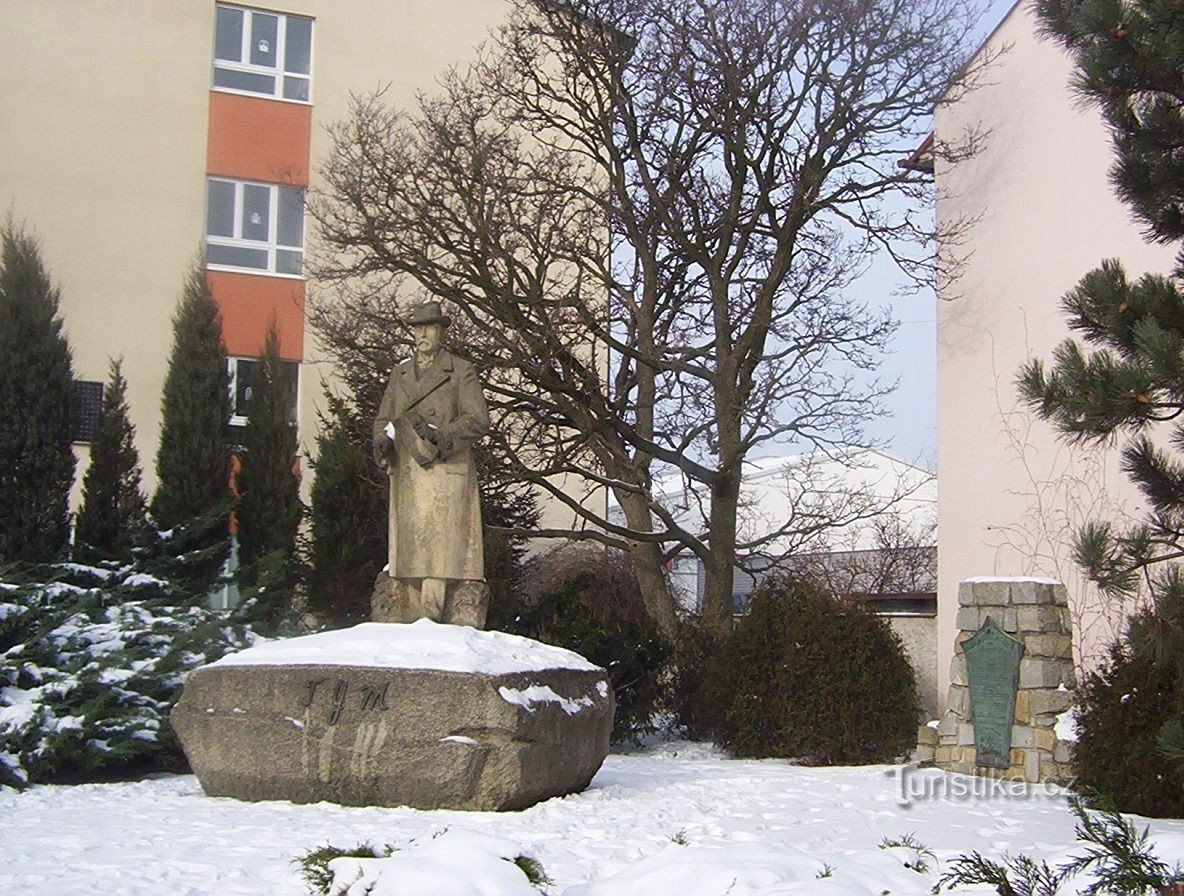Velká Bystřice-pomnik TGM i pomnik poległych podczas I wojny światowej przed szkołą podstawową-fot. Ulrych Mir.