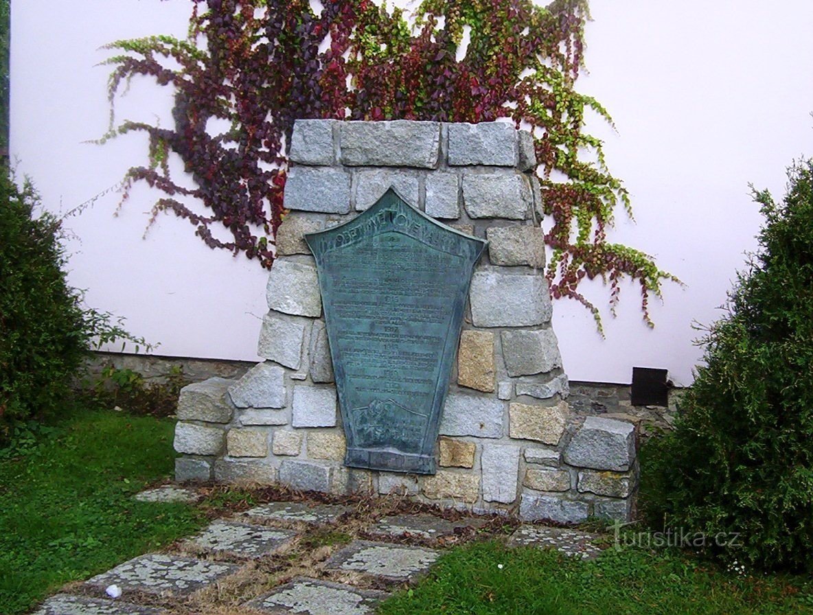 Velká Bystřice-monumento a los que murieron en la Primera Guerra Mundial frente a la escuela primaria-Foto: Ulrych Mir.