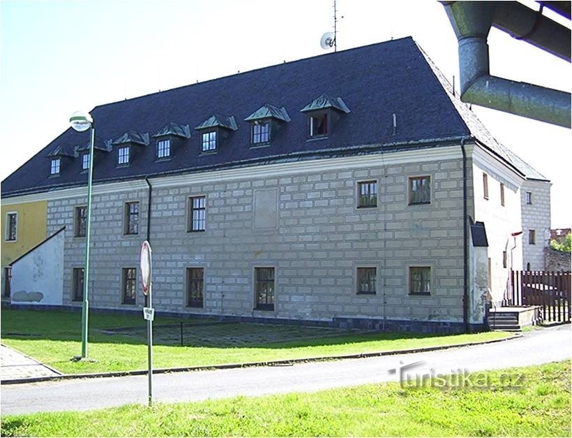 Velká Bystřice-castillo y hotel-Foto: Ulrych Mir.