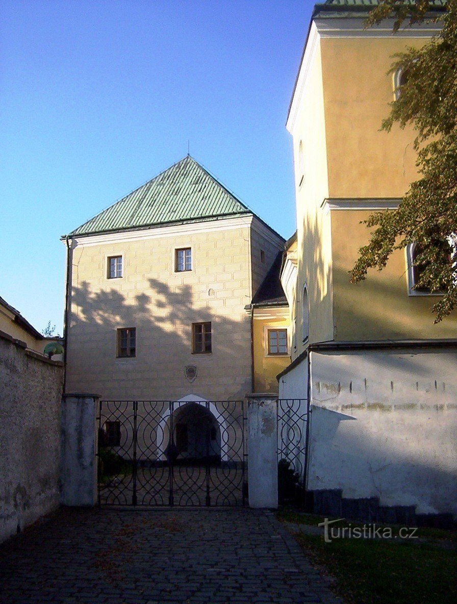 Velká Bystřice - 要塞の塔の前にある城と小さな中庭 - 写真: Ulrych Mir.