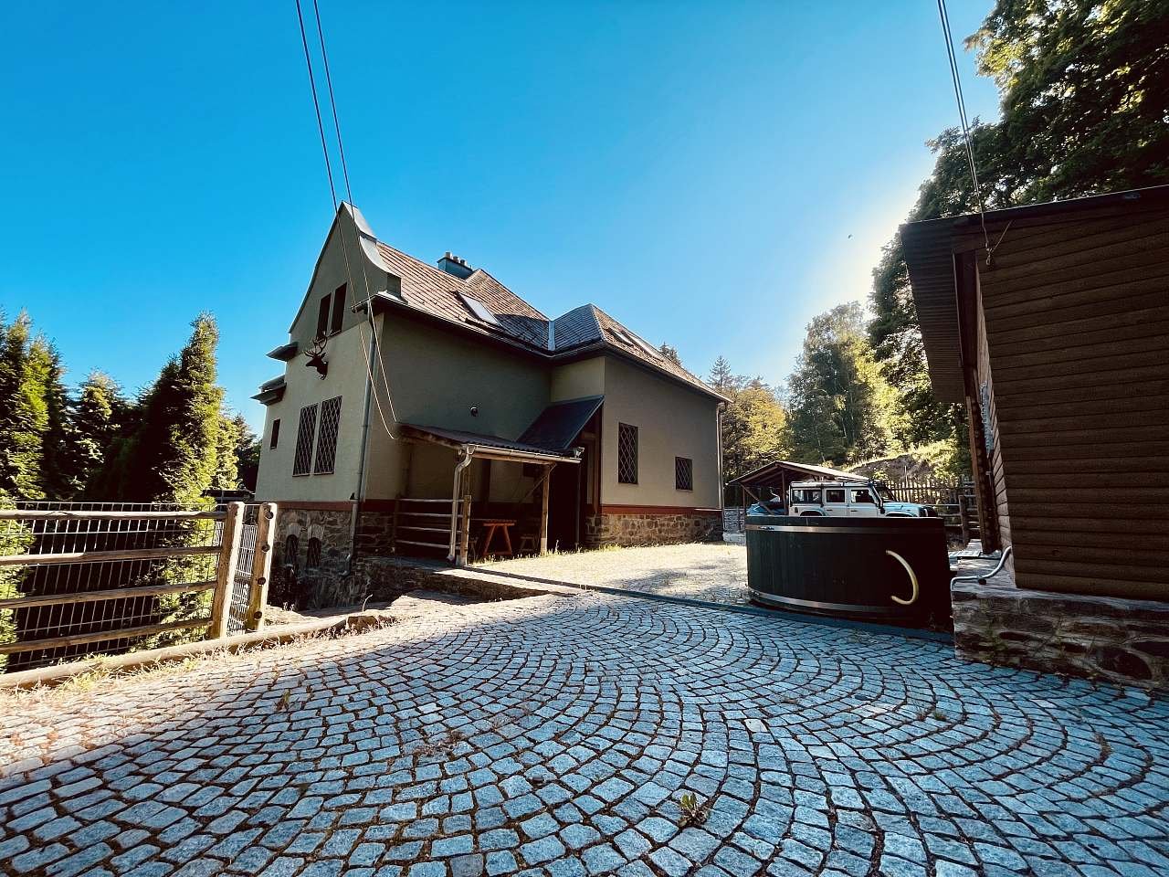 Velká dřevěná káď ke koupání.