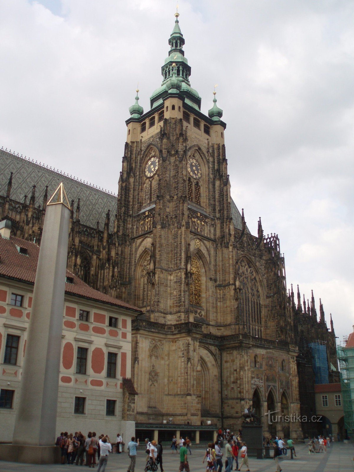 La grande tour sud de la cathédrale St. Accueillir