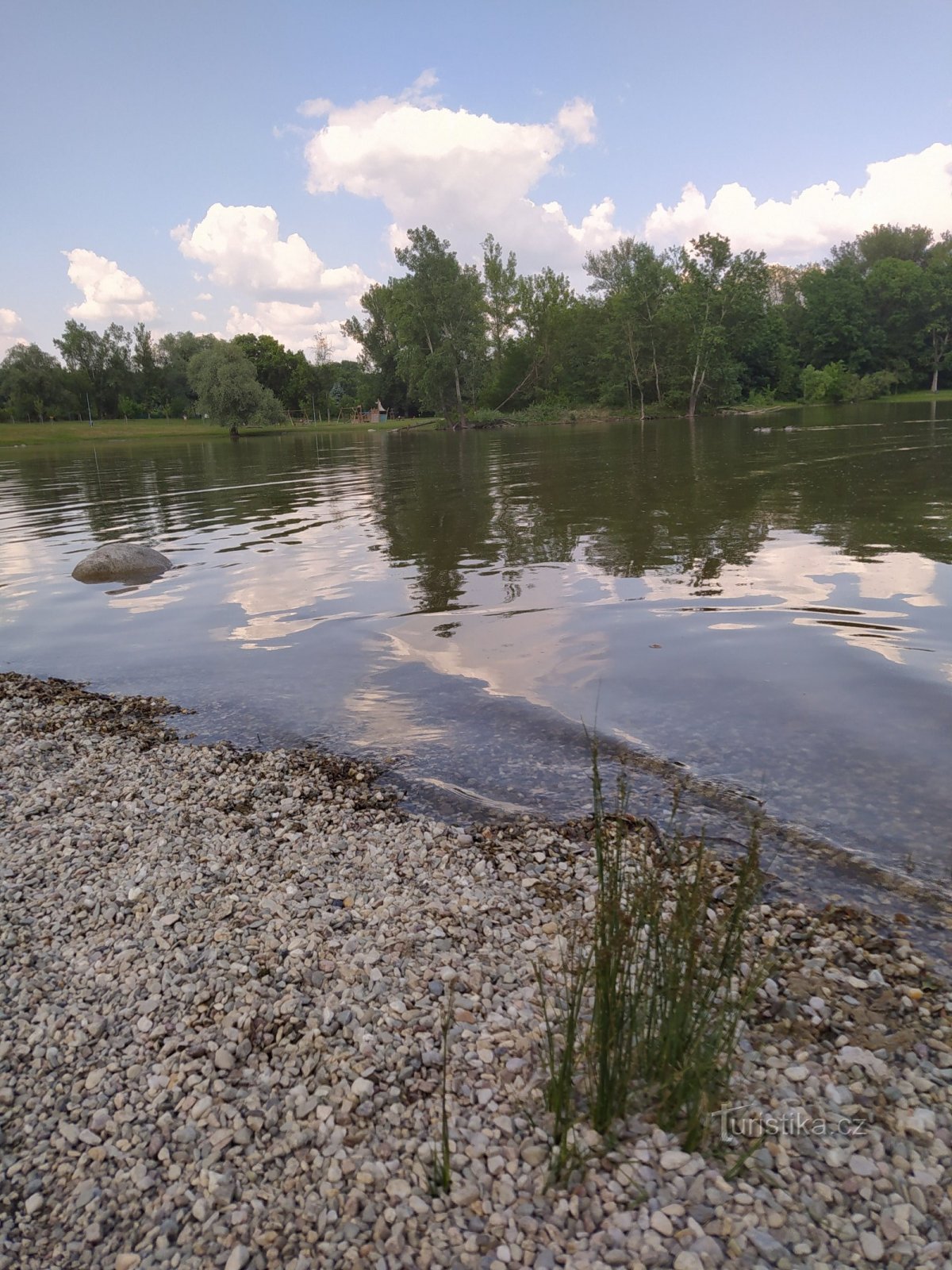 Lagună mare lângă Bečva