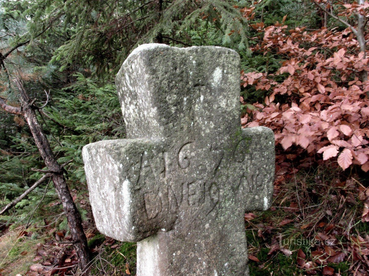 Un gros pari pour une petite croix de réconciliation. Bystřec. Montagnes orliques.