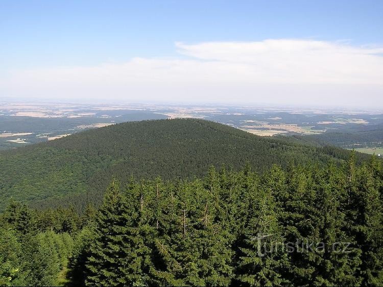 Velká Stříbrná: Janov bij Krnov met de dominante heuvel Velká Stříbrná 785 m boven zeeniveau