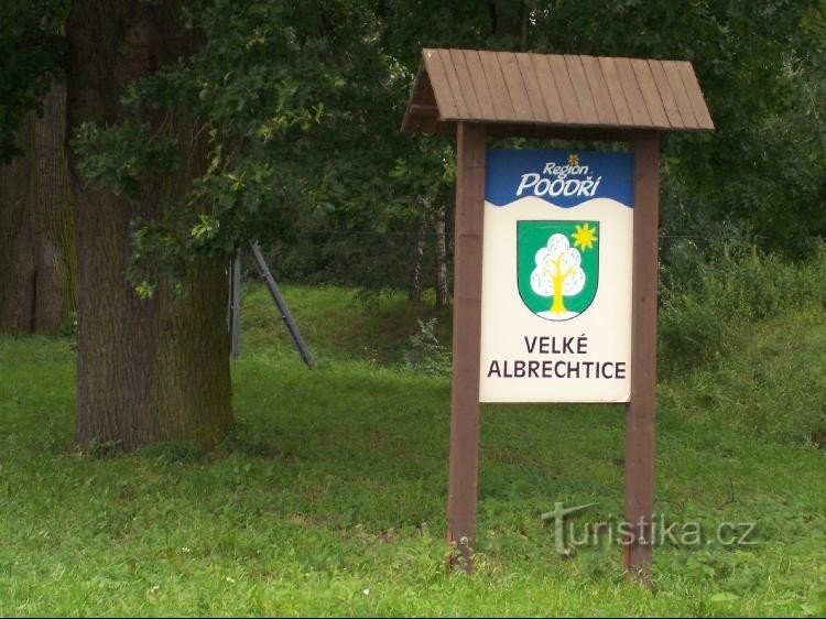 Velké Albrechtice: Willkommensschild von Velké Albrechtice. Blick auf Studénka.