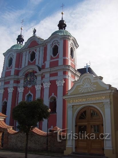 Velké Hoštice - kirkko: barokkityylinen St. Johannes Kastaja Velké Hošticessa