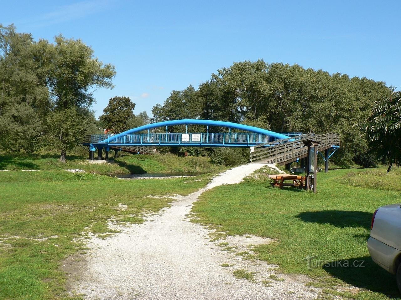 Velké Hydčice, blue footbridge