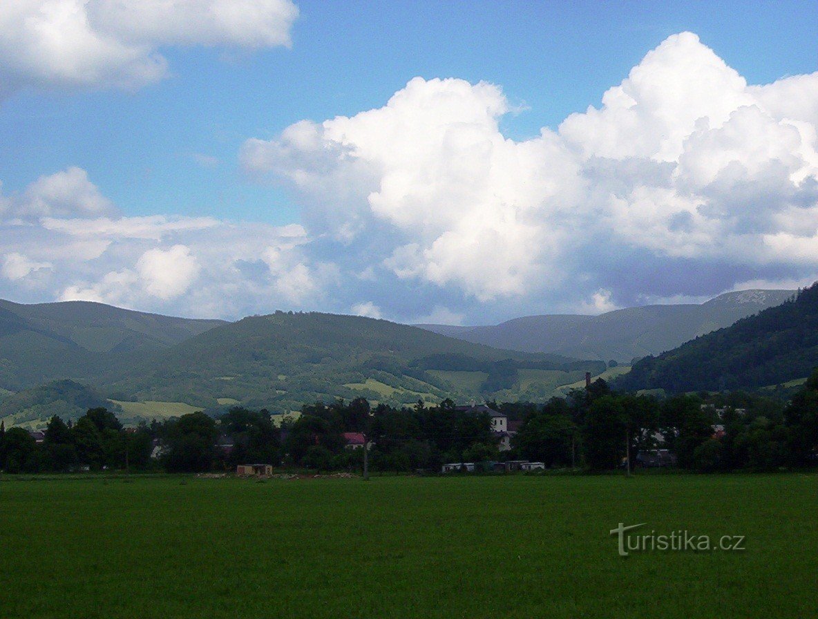 夕方のヴェルケ・ロシニ山とイェセニキ山 - 写真: Ulrych Mir.