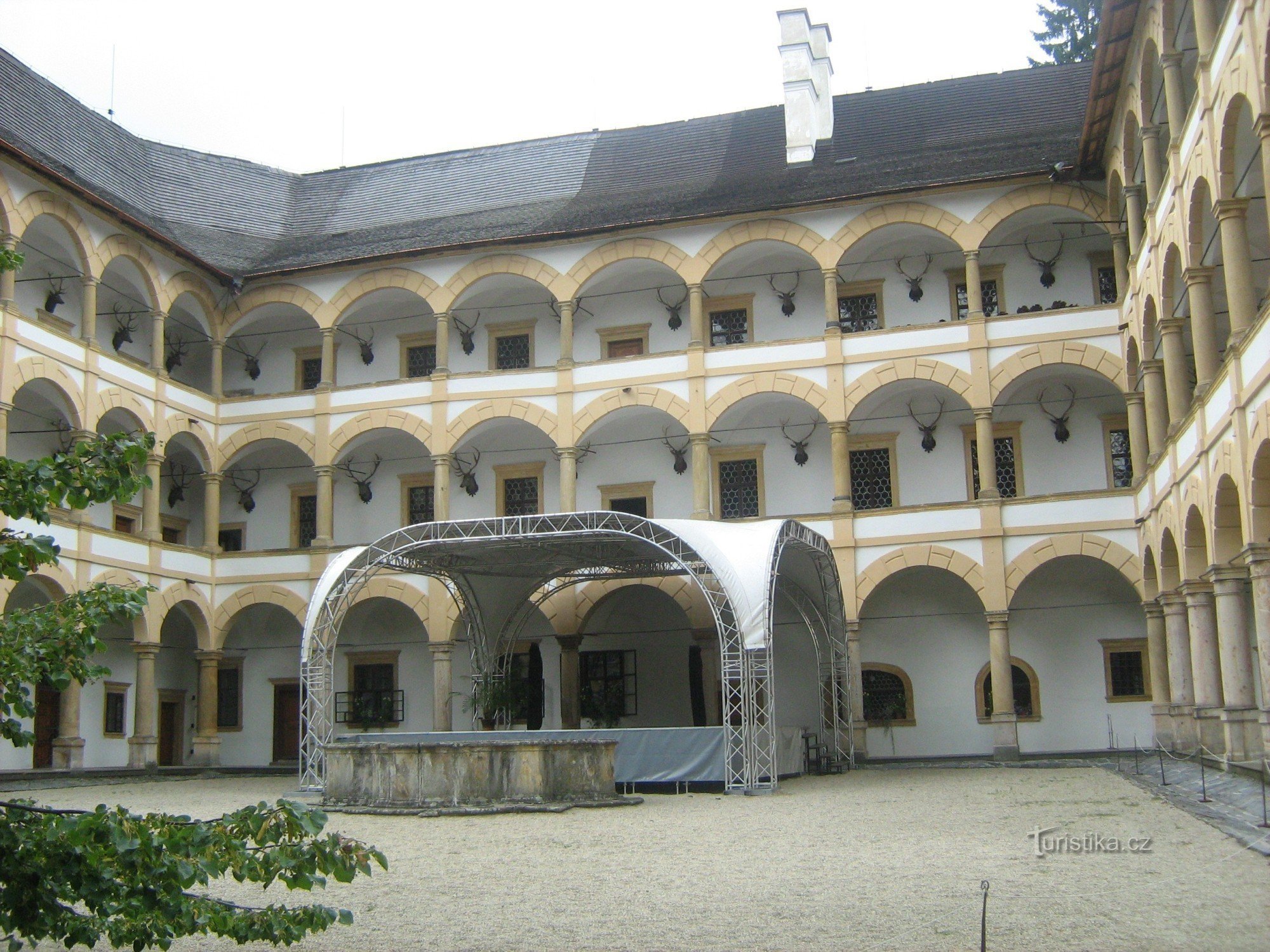 GROßES SCHLOSS LOSINY