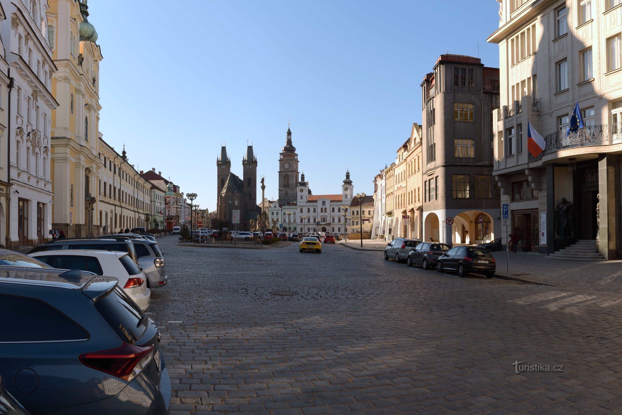 Gran plaza en Hradec Králové con estacionamiento de pago.
