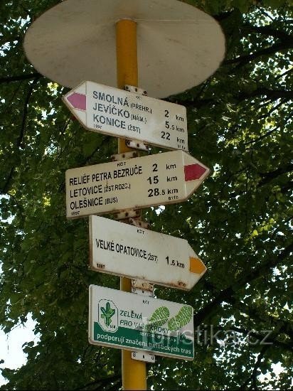 Velké Opatovice - 標識: 城の近くの赤と黄色の観光標識。