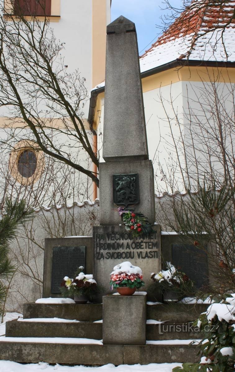 Velké Popovice - Kaatuneiden muistomerkki