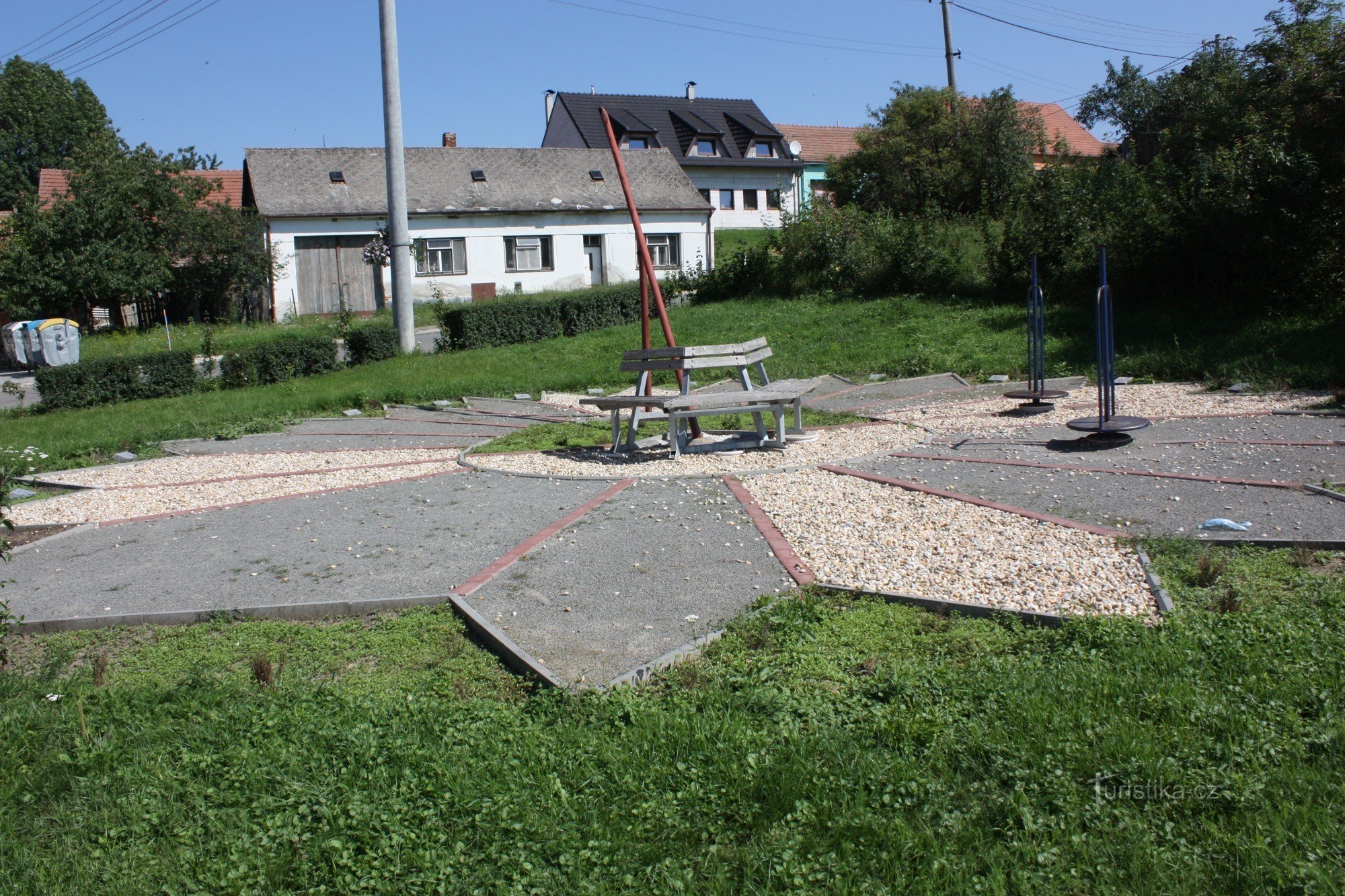 Gran reloj de sol en el pueblo de Hýsly en Slovácko