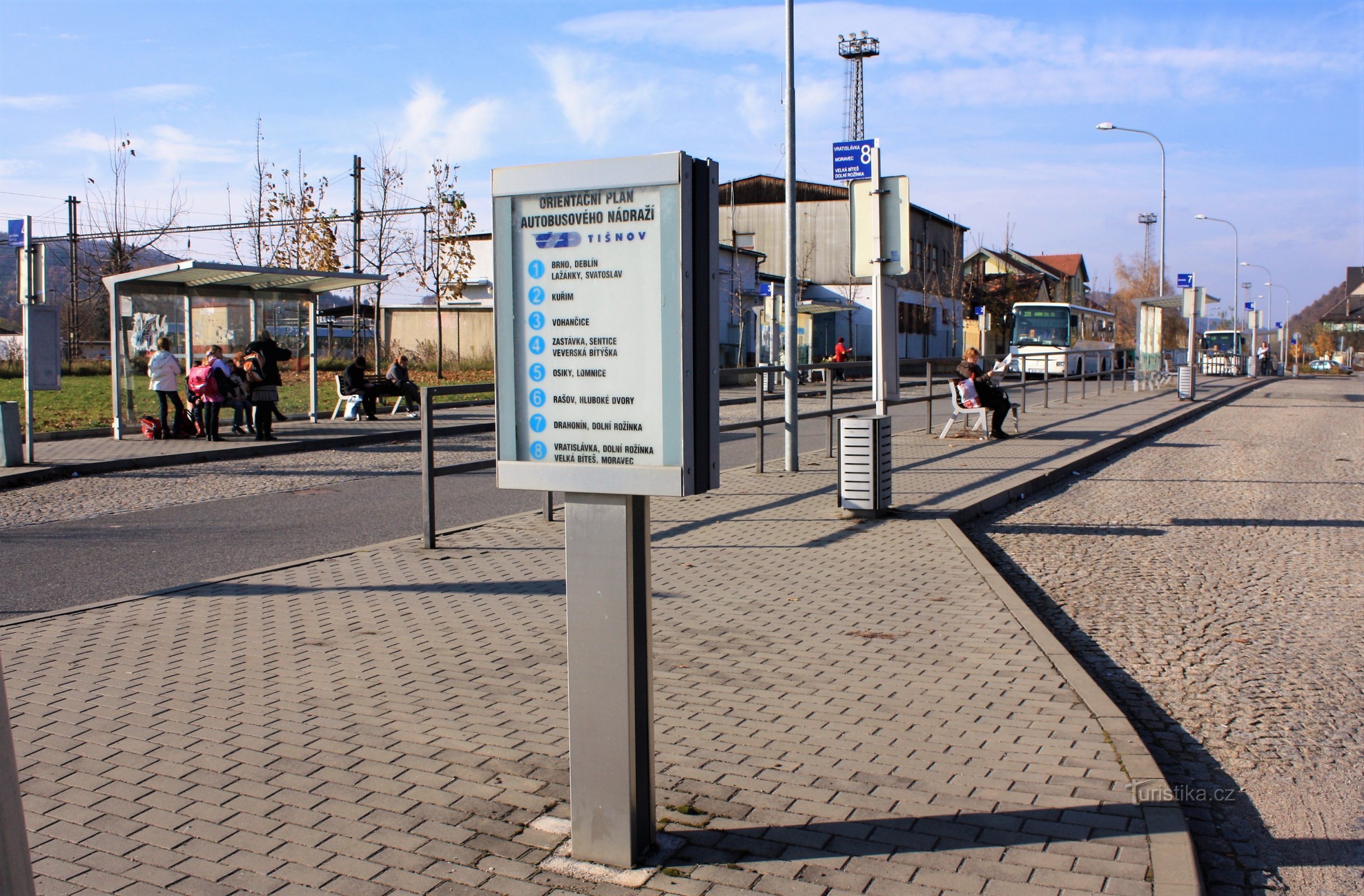 O mare parte a stației preliminare Tišnovsé este ocupată de stația de autobuz