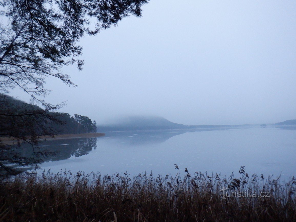 Un iaz mare pe care îl numim lac (Mácháč)