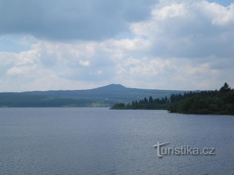 Velký Špičák: Blick auf den Gipfel von der Talsperre Přísečnice