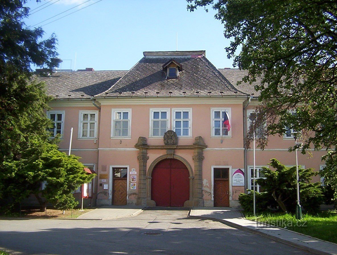Velký Týnec-castillo-fachada con portal de entrada-Foto: Ulrych Mir.