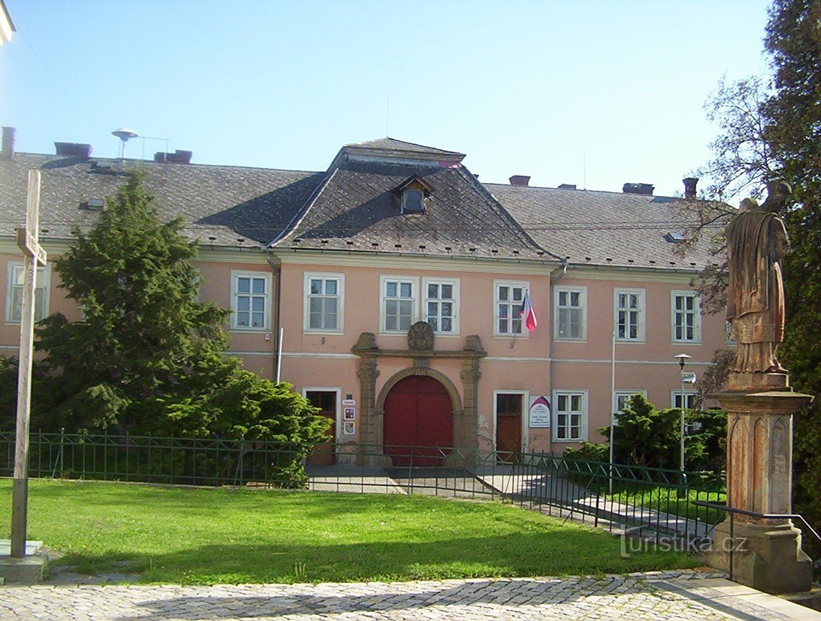 Velký Týnec-kasteel-gevel van het kasteel met een beeld uit de kerk-Foto: Ulrych Mir.