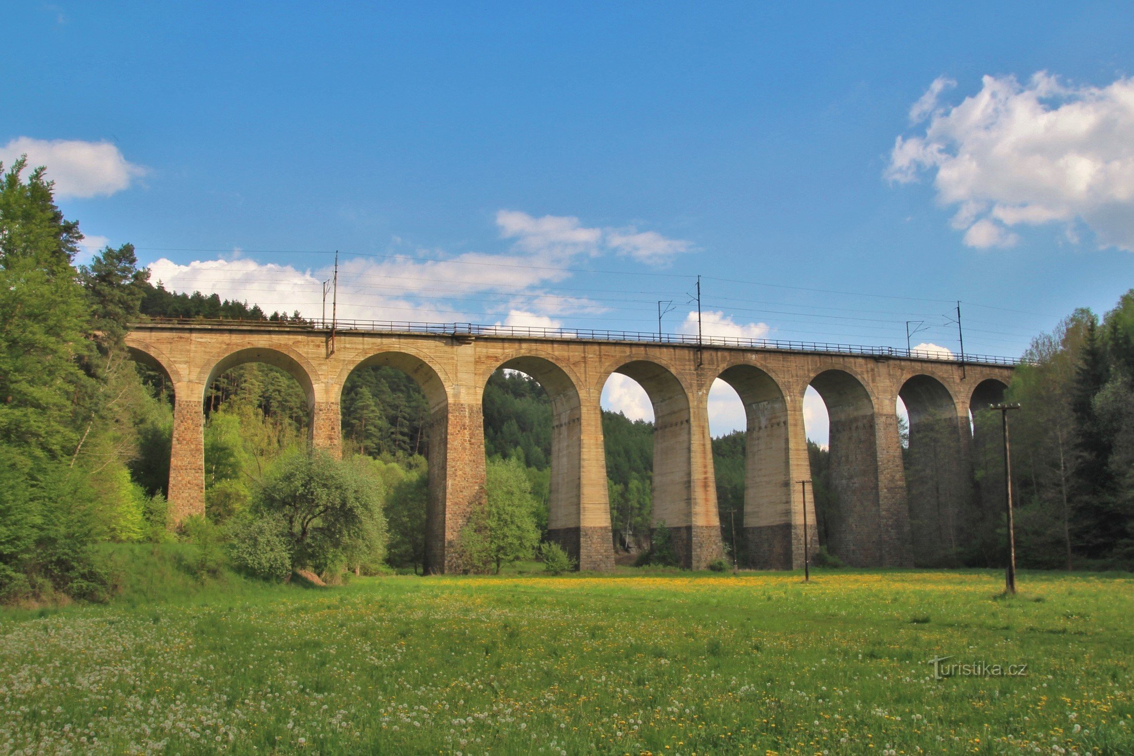 Un grand viaduc traversant la large vallée de la rivière Libochovka