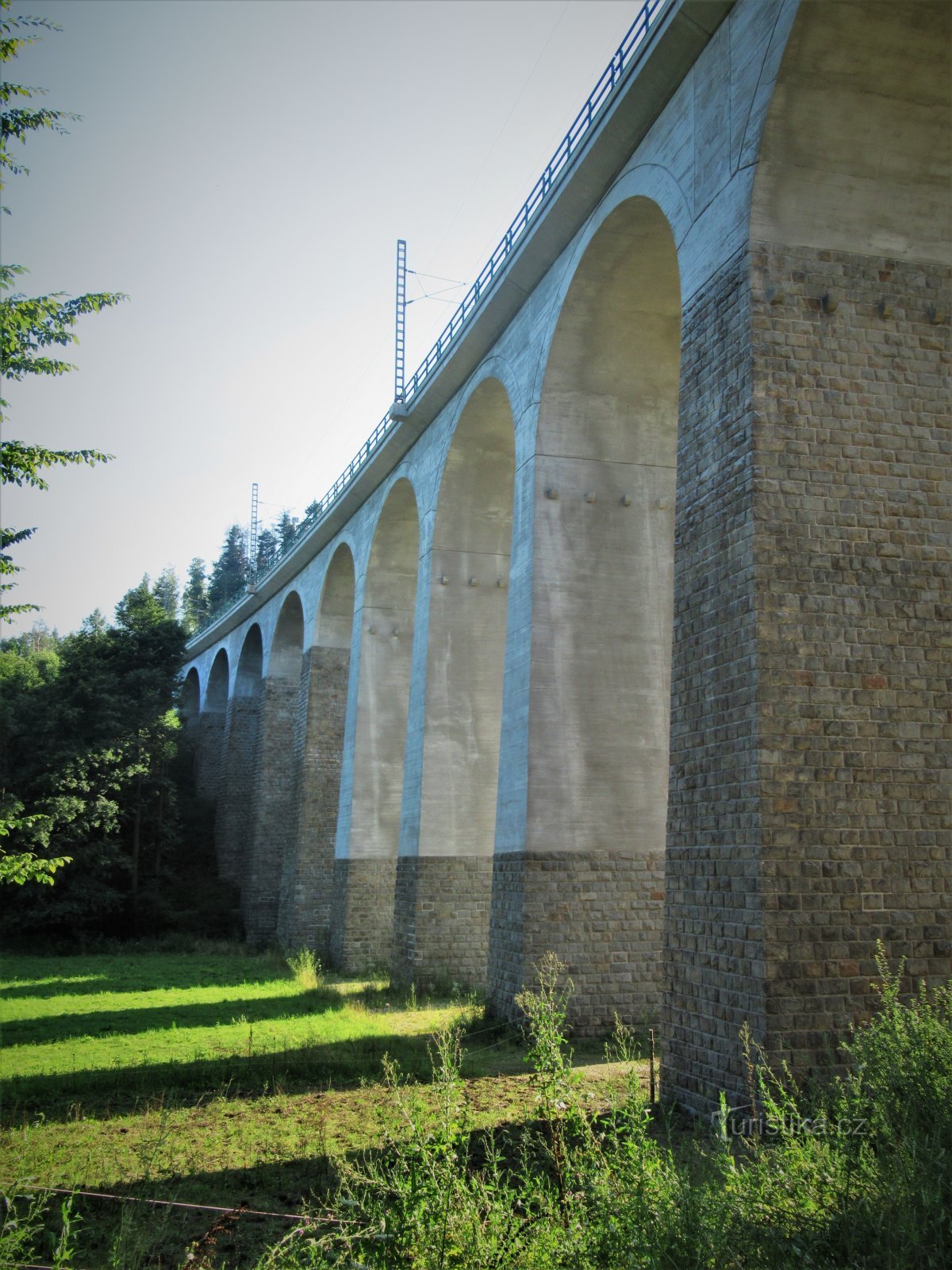 En stor viadukt som korsar Libochovka-flodens breda dal