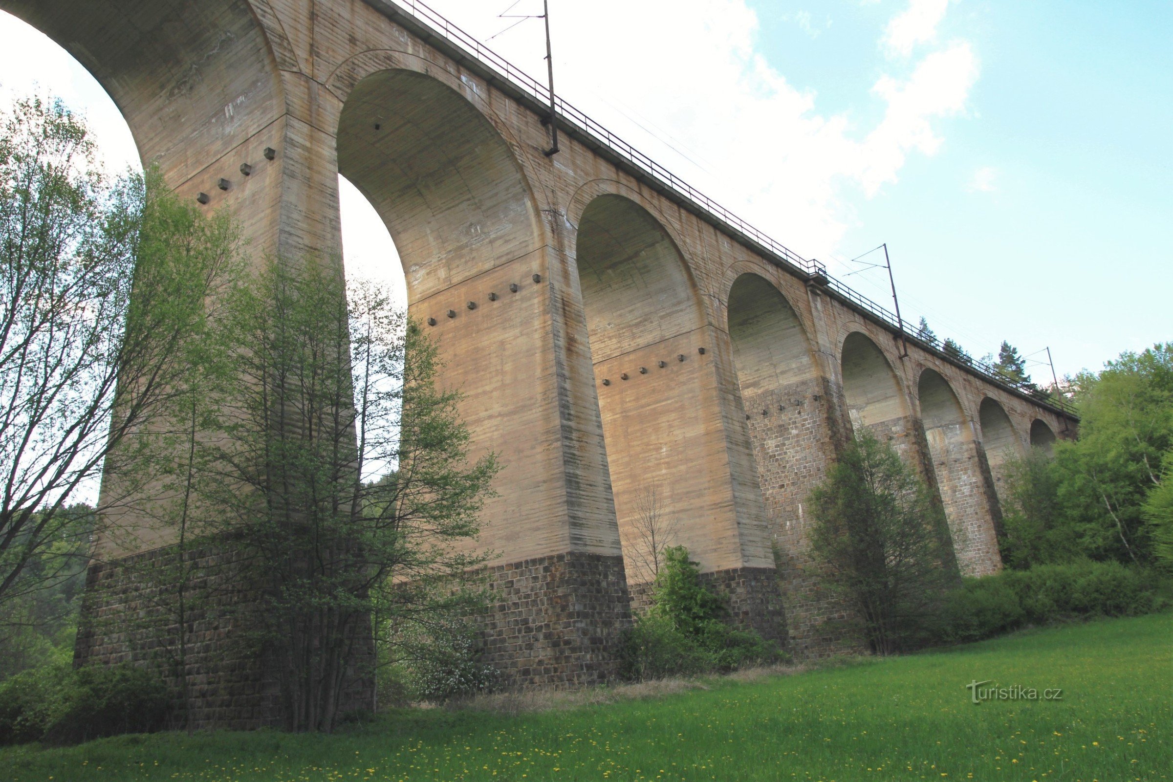 En stor viadukt som korsar Libochovka-flodens breda dal