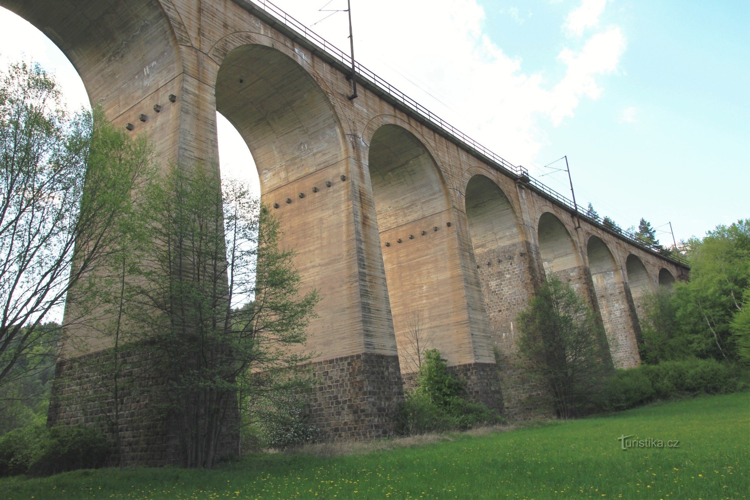 Un viaduct mare care traversează valea largă a râului Libochovka