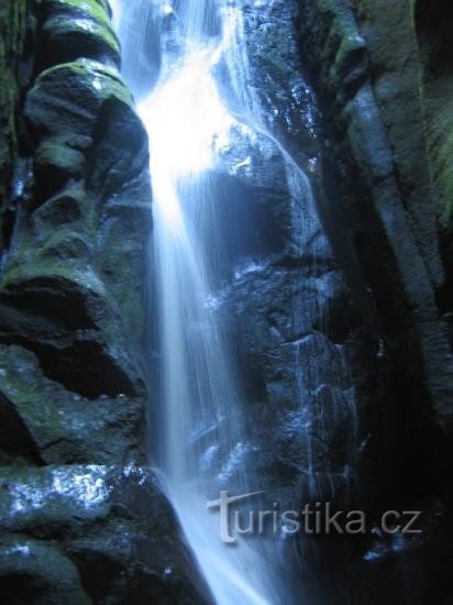 De grote Adršpach-waterval