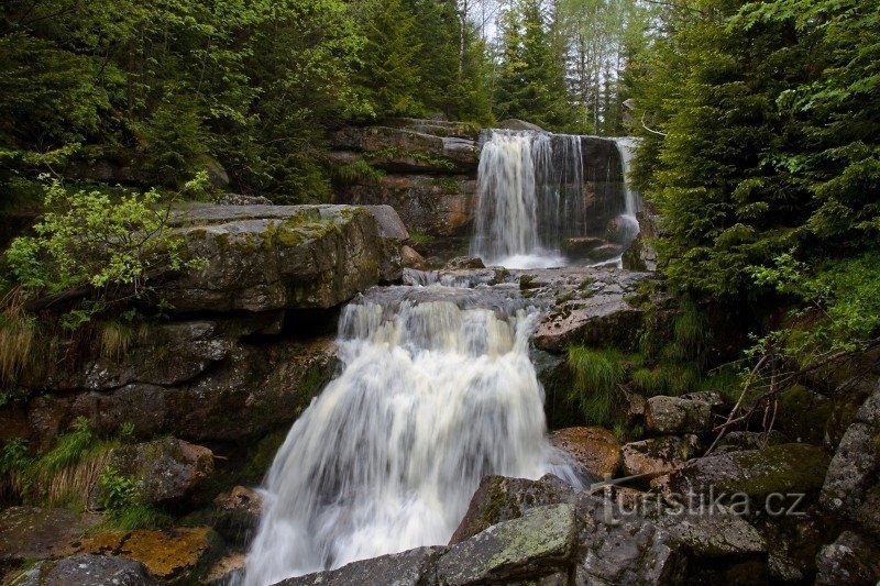 Grande cascade de Jedlová. La marche supérieure est complètement verticale et haute de 5 m. Abaisser un peu r