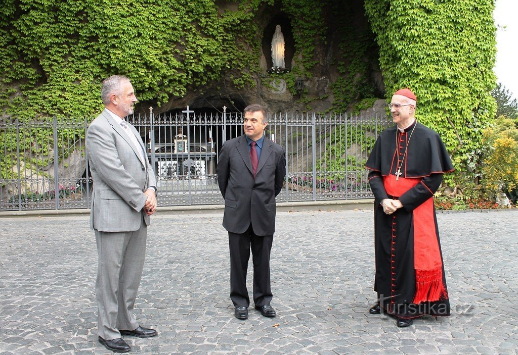 Ambasador Republiki Czeskiej przy Stolicy Apostolskiej JUDr. Pavel Vošalík (z lewej) wita kar