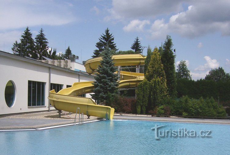 Piscina all'aperto con acquascivolo