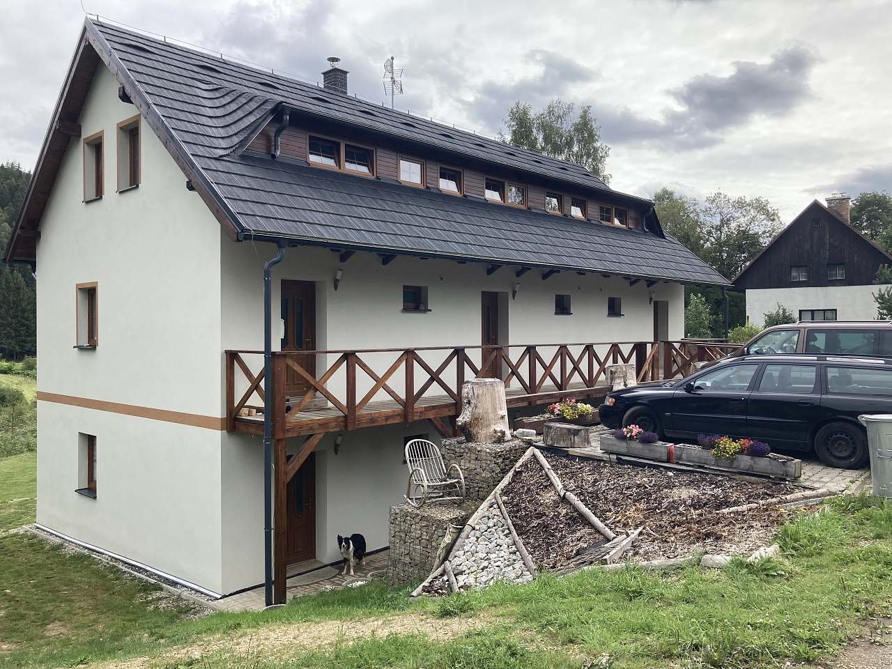 Venkovní pohled na parkoviště a vstupy