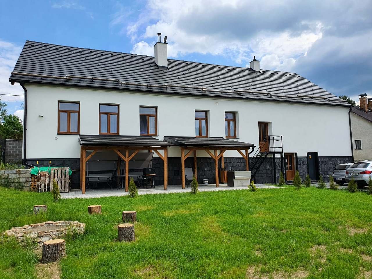 Venkovní posezení pod pergolou