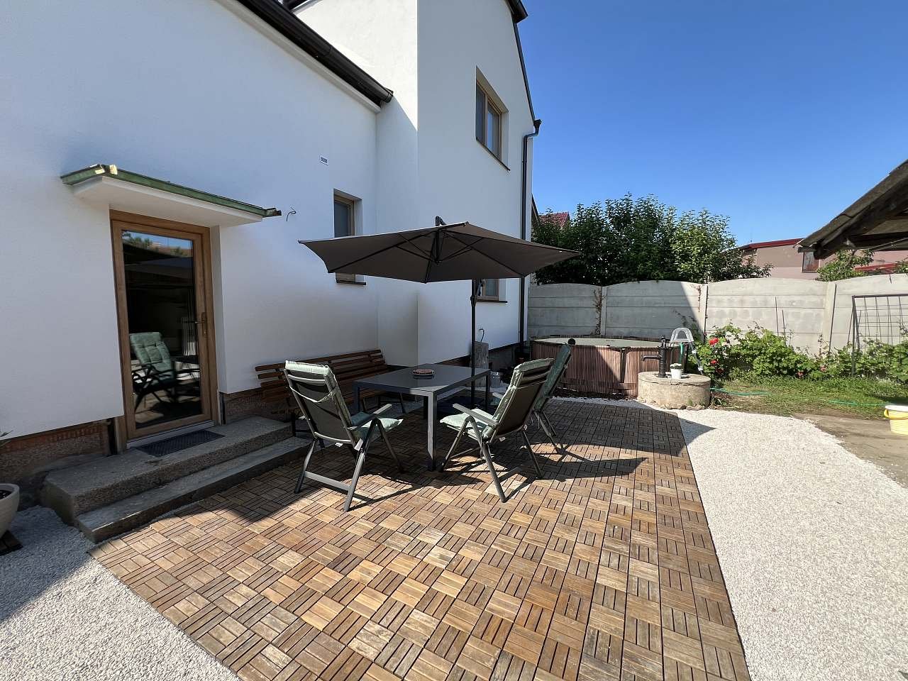 Venkovní posezení s bazénem