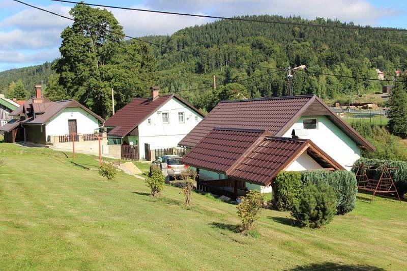 Terrasse extérieure avec barbecue, idéale pour les fêtes d'été à ciel ouvert