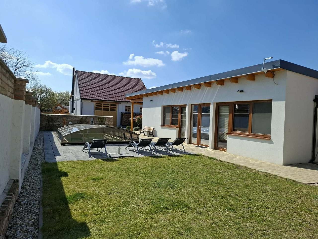 Venkovní prostor + bazén