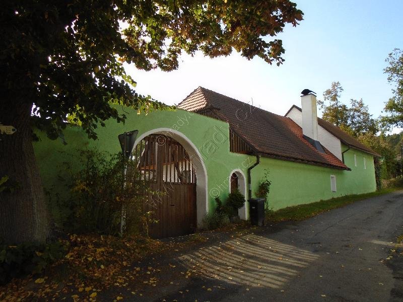 venkovská usedlost č. p. 8 s výklenkovou kapličkou v ohradní zdi