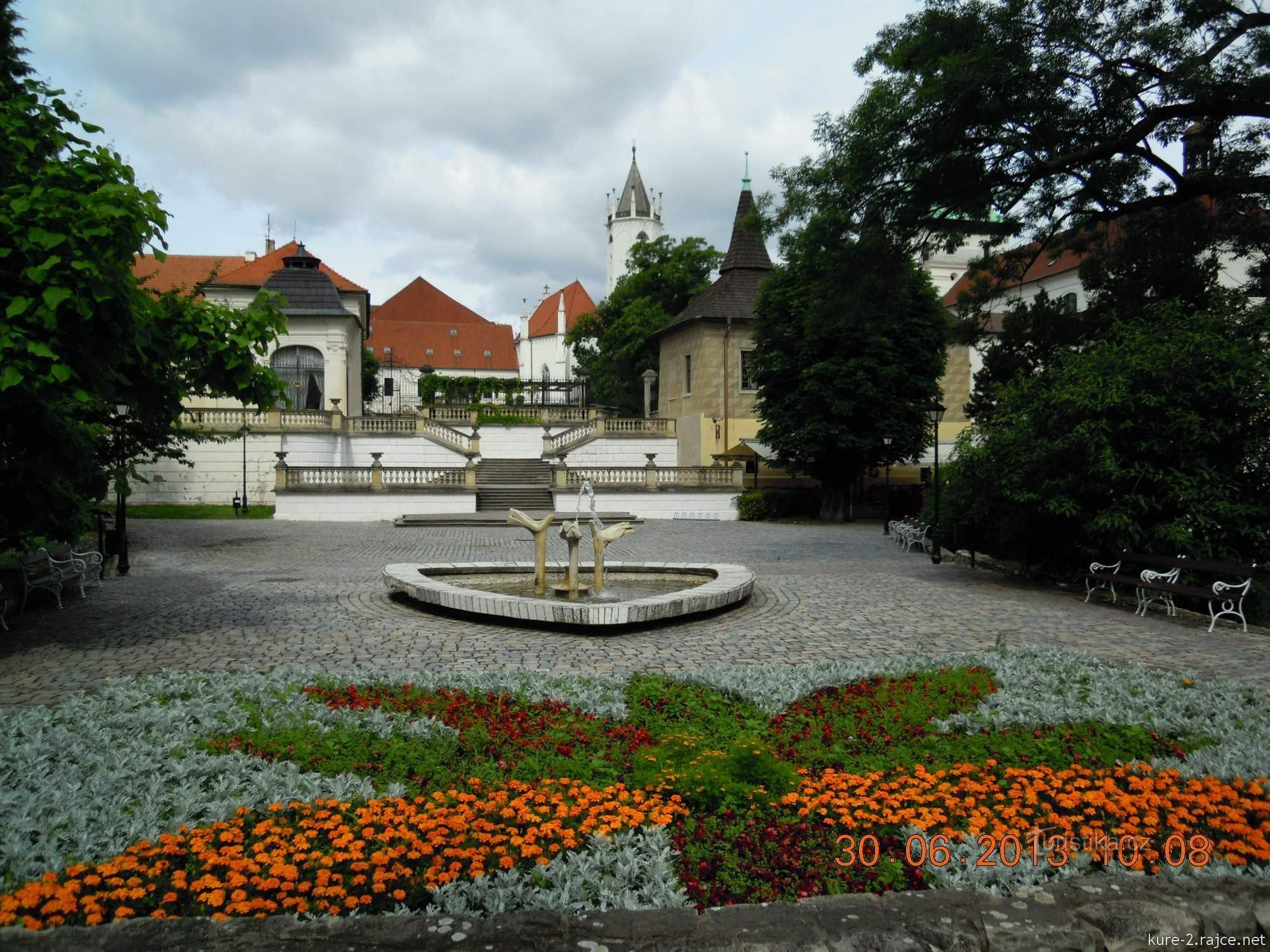 ervoor is de Ptačí pajedlo fontein, daarachter de Ptačí trap, waarna we bij Kolo komen