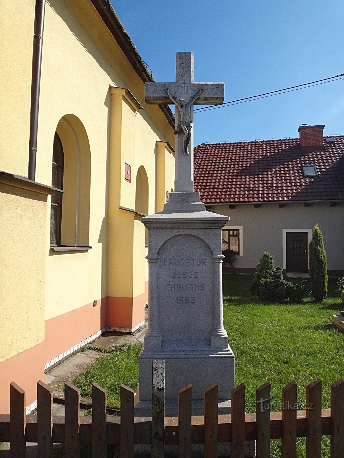 Věřňovice 教堂和十字架