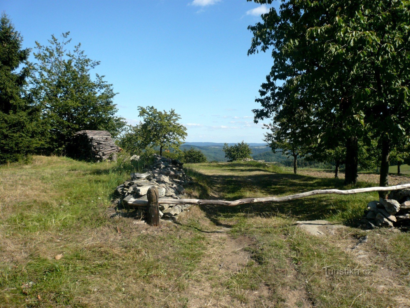 Весельски Хлум - каменные стены граничат с полями