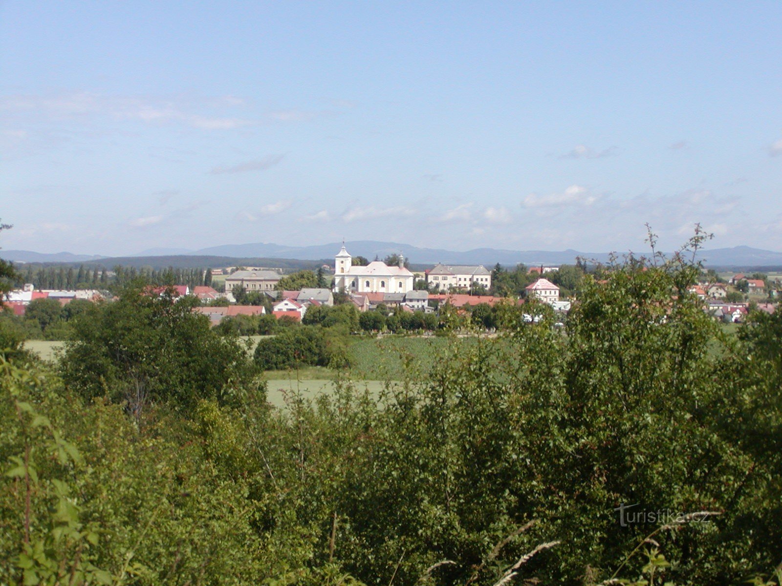 Veselský háj - Kákovice, Blick auf Vysoké Veselí und im Hintergrund der Kozák-Kamm